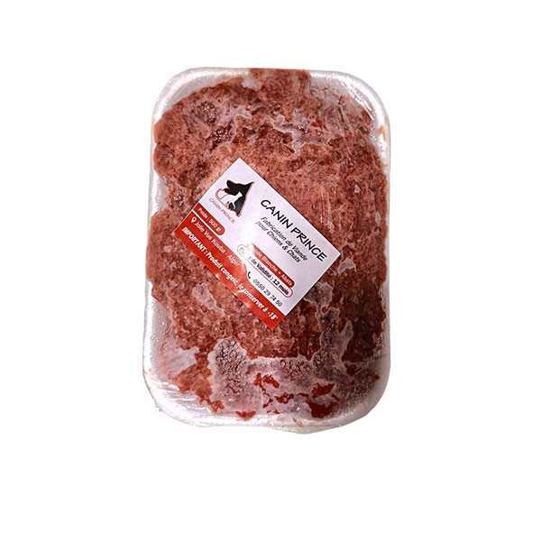 لحم الدجاج للكلاب والقطط في الصواني